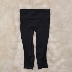 Tableta laser cut Capri leggings